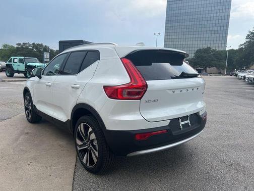 2025 Volvo XC40 B5 Ultra Bright Theme