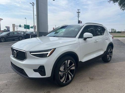 2025 Volvo XC40 B5 Ultra Bright Theme