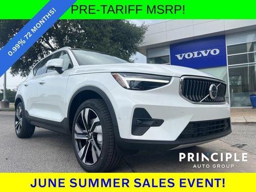 2025 Volvo XC40 B5 Ultra Bright Theme