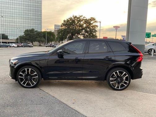 2024 Volvo XC60 Recharge Plug-In Hybrid T8 Ultimate Dark Theme