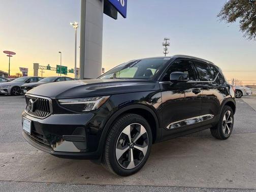 2025 Volvo XC40 B5 Core Bright Theme