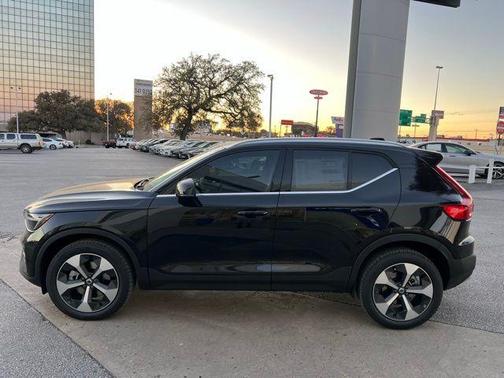 2025 Volvo XC40 B5 Core Bright Theme
