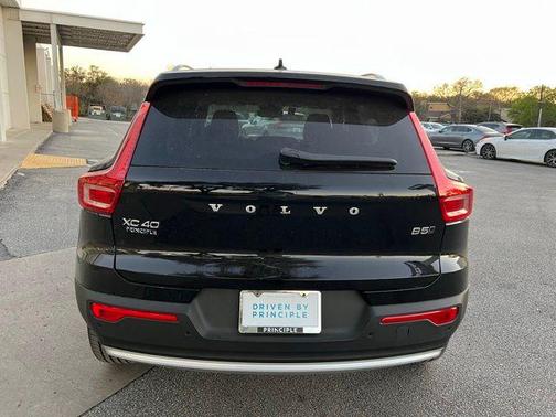 2025 Volvo XC40 B5 Core Bright Theme