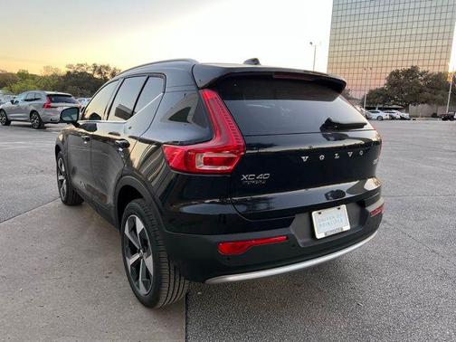 2025 Volvo XC40 B5 Core Bright Theme