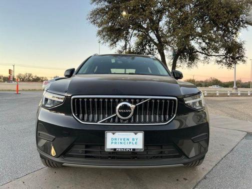 2025 Volvo XC40 B5 Core Bright Theme