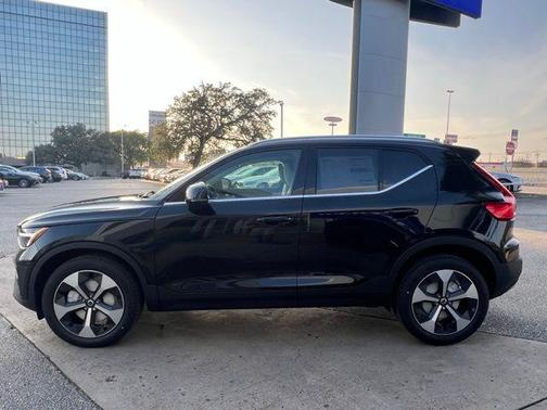 2025 Volvo XC40 B5 Plus Bright Theme