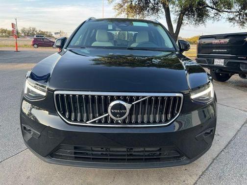 2025 Volvo XC40 B5 Plus Bright Theme