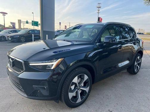 2025 Volvo XC40 B5 Plus Bright Theme