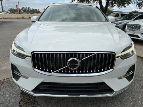 Crystal White Metallic 2023 Volvo XC60 B5 Plus Bright Theme