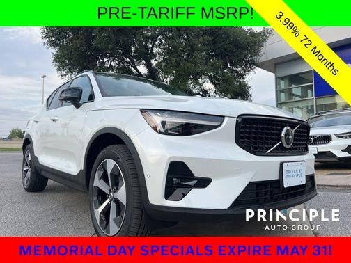 2025 Volvo XC40 B5 Plus Dark Theme