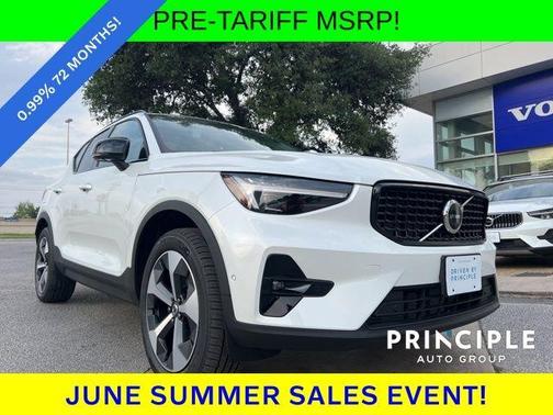 2025 Volvo XC40 B5 Plus Dark Theme