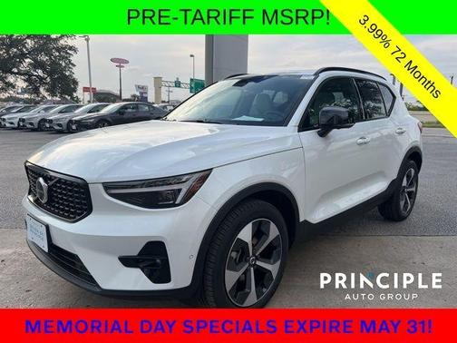 2025 Volvo XC40 B5 Plus Dark Theme