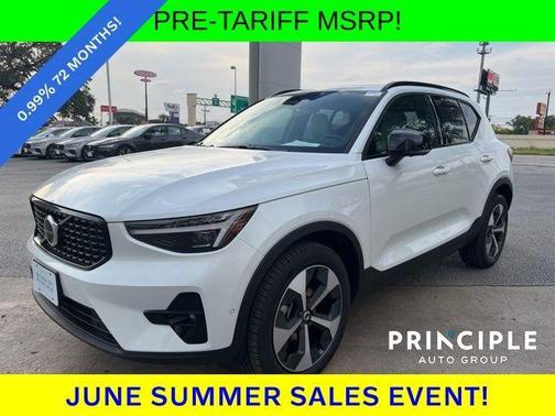 2025 Volvo XC40 B5 Plus Dark Theme