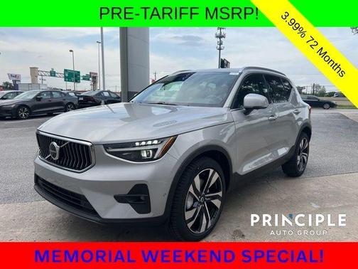 2025 Volvo XC40 B5 Ultra Bright Theme