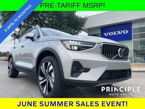 2025 Volvo XC40 B5 Ultra Bright Theme