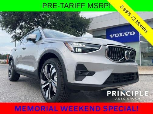 2025 Volvo XC40 B5 Ultra Bright Theme