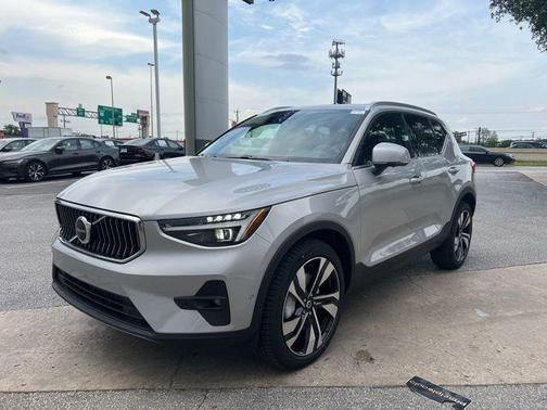 2025 Volvo XC40 B5 Ultra Bright Theme