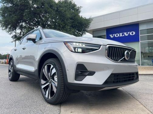 2025 Volvo XC40 B5 Ultra Bright Theme