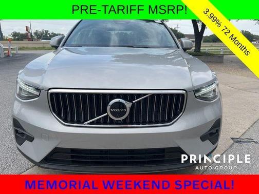 2025 Volvo XC40 B5 Ultra Bright Theme