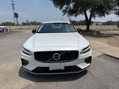 2024 Volvo S60 B5 Core Dark Theme