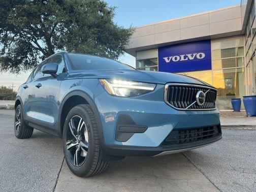 2025 Volvo XC40 B5 Core Bright Theme
