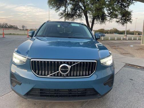 2025 Volvo XC40 B5 Core Bright Theme