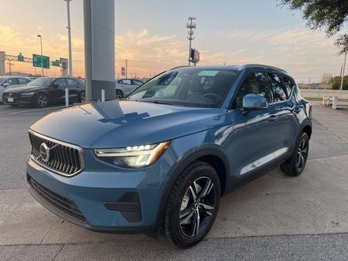 2025 Volvo XC40 B5 Core Bright Theme