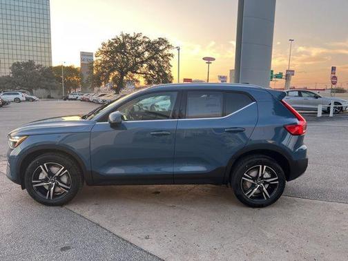 2025 Volvo XC40 B5 Core Bright Theme