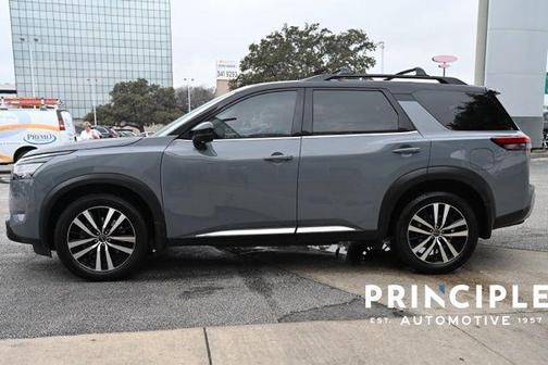 2023 Nissan Pathfinder Platinum