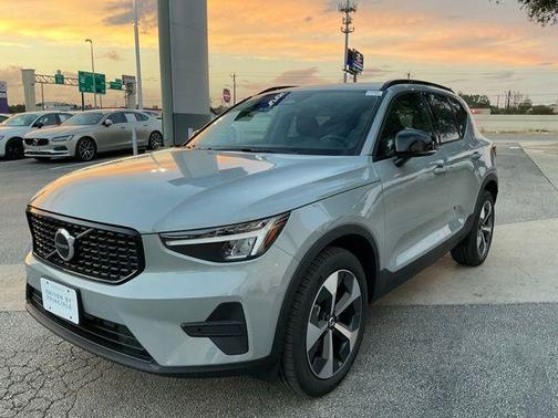 2026 Volvo XC40 B5 Core