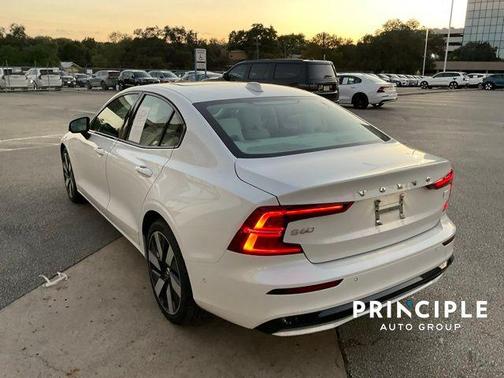 2024 Volvo S60 Recharge Plug-In Hybrid T8 Ultimate Dark Theme