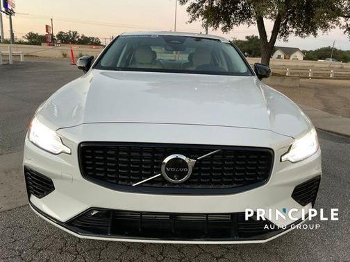 2024 Volvo S60 Recharge Plug-In Hybrid T8 Ultimate Dark Theme