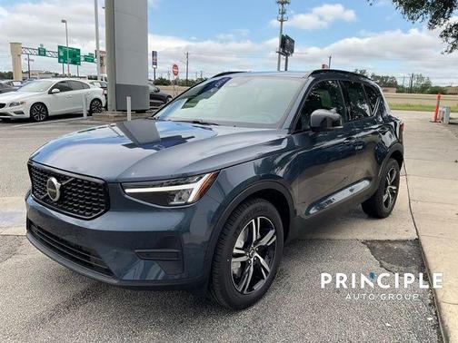 2026 Volvo XC40 B5 Core