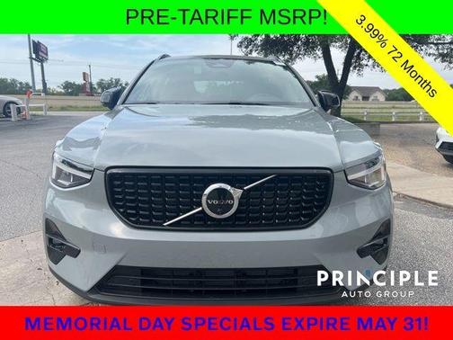 2025 Volvo XC40 B5 Plus Dark Theme