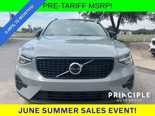 2025 Volvo XC40 B5 Plus Dark Theme