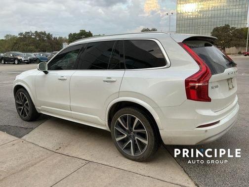 2022 Volvo XC90 T6 Momentum 7 Passenger