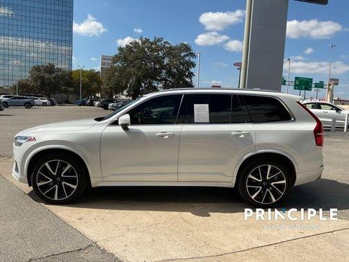 2022 Volvo XC90 T6 Momentum 7 Passenger