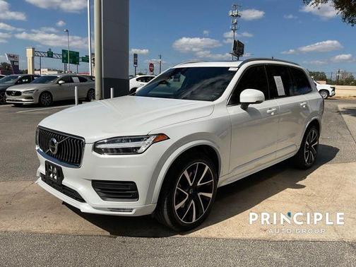 2022 Volvo XC90 T6 Momentum 7 Passenger
