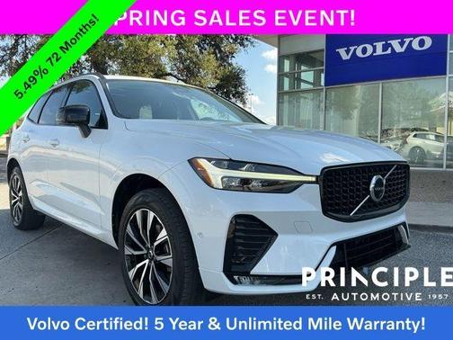 Crystal White Metallic 2023 Volvo XC60 B5 Plus Dark Theme