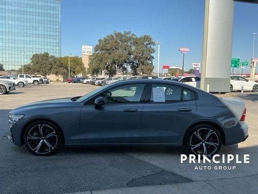 2024 Volvo S60 B5 Plus Dark Theme