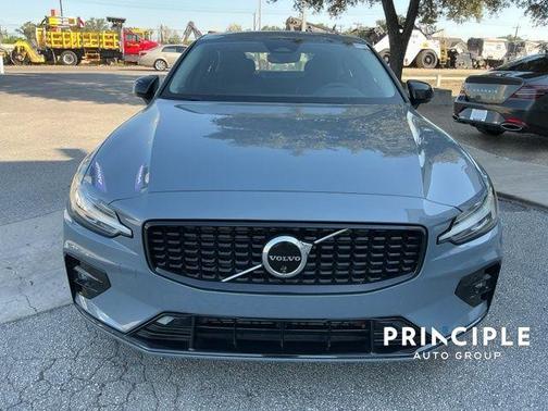 2024 Volvo S60 B5 Plus Dark Theme