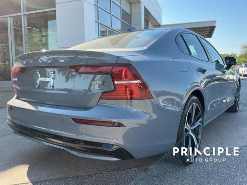 2024 Volvo S60 B5 Plus Dark Theme