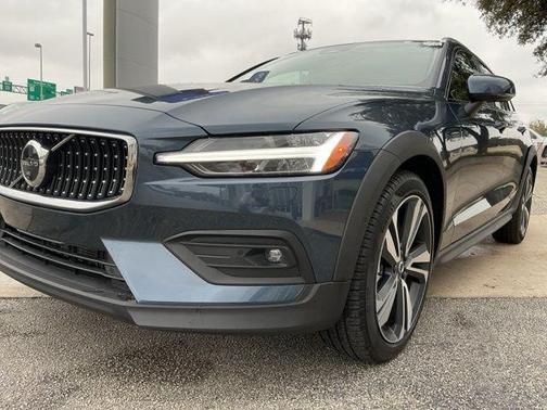 2025 Volvo V60 Cross Country B5 Plus