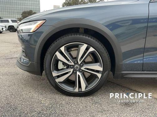 2025 Volvo V60 Cross Country B5 Plus