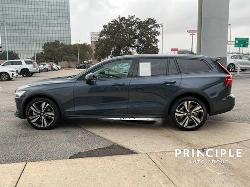 2025 Volvo V60 Cross Country B5 Plus
