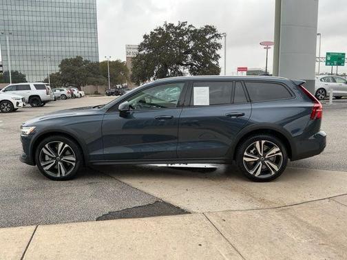 2025 Volvo V60 Cross Country B5 Plus
