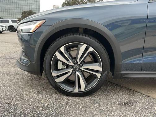 2025 Volvo V60 Cross Country B5 Plus