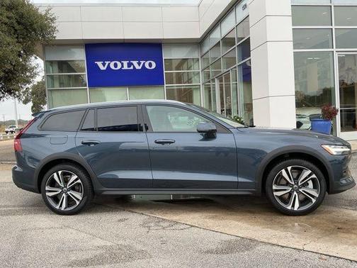 2025 Volvo V60 Cross Country B5 Plus