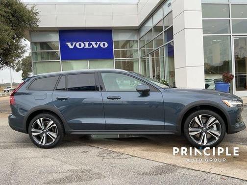 2025 Volvo V60 Cross Country B5 Plus