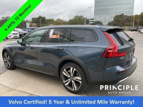 2025 Volvo V60 Cross Country B5 Plus